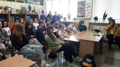 Na zdjęciu znajdują się uczniowie klasy VI, VII, VIII oraz nauczyciel historii