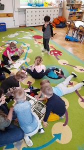 Na zdjęciu znajdują się dzieci z I Oddziału Przedszkolnego, oglądające książki