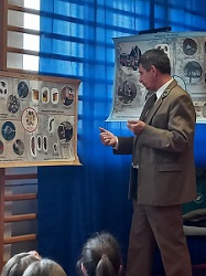 Na zdjęciu znajduje się Pan Leśniczy prezentujące przygotowane materiały