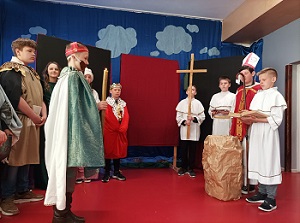 Na zdjęciu znajdują się uczniowie klasy V, VI, VII. Przebrani są oni w stroje średniowiecznej szlachty