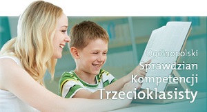 Na zdjęciu znajdują się dwie osoby: uczeń i nauczycielka, którzy trzymają w rękach kartki