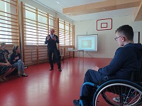 Na zdjęciu znajdują się uczniowie klas V i VI oraz pan prowadzący prelekcję