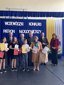 na zdjęciu znajdują się uczniowie klasy IV, nauczyciel religii oraz jury konkursu