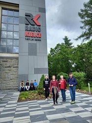 Na zdjęciu znajdują się uczniowie klas VI. VII, VIII na tle budynku Radia Kielce