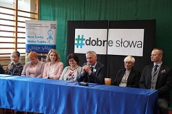 Na zdjęciu od lewej strony znajdują się: przedstawiciel gminy, dyrektor szkoły, wojewoda świętokrzyski, przedstawiciel Uniwersytetu Trzeciego Wieku, przedstawiciel rodziców, nauczycieli i uczniów