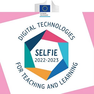 Na zdjęciu znajduje się napis SELFIE 2022-2023 