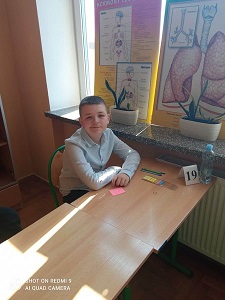 Na zdjęciu znajduje się uczeń klasy VIII