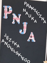 Na zdjęciu znajduję się napis praktyczna nauka języka angielskiego oraz litery PNJA - skrót tej nazwy