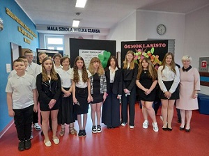 Na zdjęciu od prawej strony znajduje się dyrektor szkoły, uczniowie klasy 8 i ich wychowawca