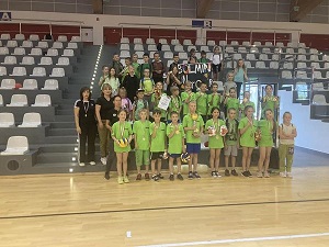 N zdjęciu znajdują się dzieci z klas I - III oraz trzech opiekunów