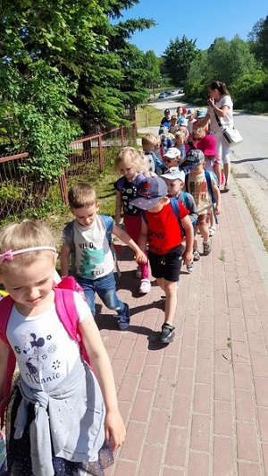 Na zdjęciu znajdują się dzieci z pierwszego i drugiego oddziału przedszkolnego wraz z opiekunem