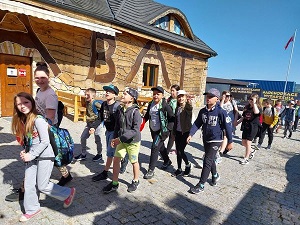 Na zdjęciu znajdują się uczniowie klasy III