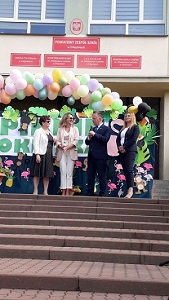 Na zdjęciu znajduje się Burmistrz gminy Chęciny oraz przedstawiciele Powiatowego Zespółu Szkół w Chęcinach