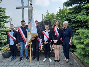 Na zdjęciu znajduje się dyrektor szkoły oraz uczniowie klas VII i VIII 