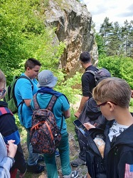 Na zdjęciu znajdują się uczniowie klasy VI oraz przewodnik odwrócony tyłem