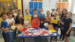 Na zdjęciu znajdują się uczniowie klasy I. Dzieci trzymają upominki za udział w akcji Talenciaki.