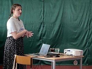 na zdjęciu znajduje się przedstawicielka Katolickiego Stowarzyszenia Młodzieży z Chęcin