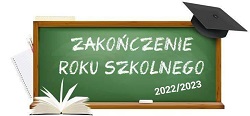 Na zdjęciu znajduje się tablica, a na niej napis zakończenie roku szkolnego 2022/2023. Na rogach znajduję się otwarta książka i biret.
